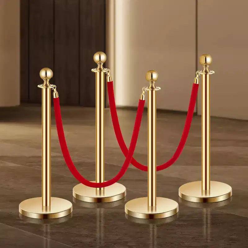 Set di paletti dorati con corde in velluto rosso, 4 montanti, base cava